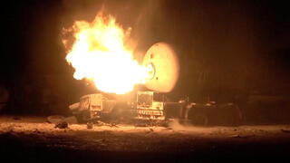 מיכל דלק עולה באש בעקבות תקיפות ארה"ב בנמל ראס עיסא בתימן