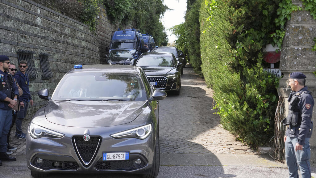 Iranian negotiating team leaves the Rome venue of talks with the U.S. to agree on a nuclear deal last April (Photo: Andrew Medichini / AP) המשלחת האיראנית עוזבת את שגרירות עומאן ב רומא איטליה אחרי שיחות גרעין מול ארה"ב