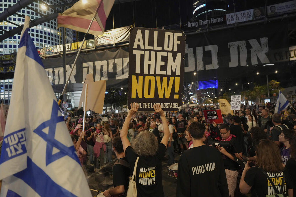 Protesters demand a hostage release deal in Tel Aviv on Monday (Photo: Ariel Schalit / AP) מחאה למען שחרור החטופים