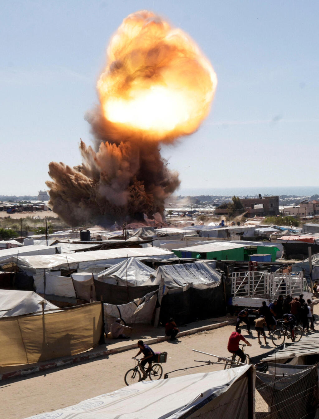 IDF Airstrike in Khan Younis (Photo: REUTERS/Hatem Khaled) תקיפה בחאן יונס