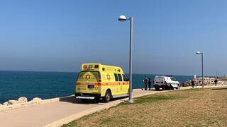 הזירה בה אותר גבר ללא רוח חיים ולכוד בשובר הגלים דרומית לנמל יפו בתל אביב