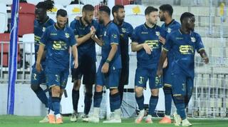 שחקני ריינה חוגגים את השער השני