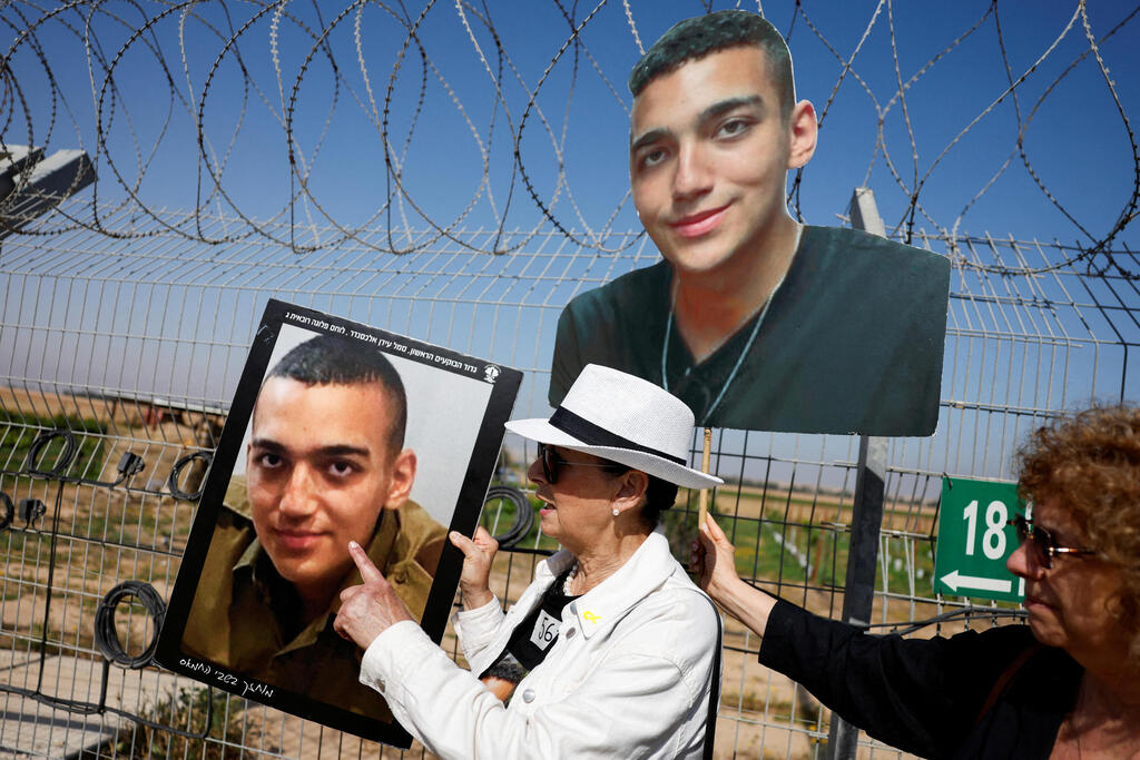Edan Alexander's family on the border with Gaza during the struggle for his release (Photo: Amir Cohen / Reuters) מחאת משפחות החטופים בגבול עזה