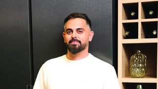 מאיר בן גיגי. מקרר של ASKO מקפיא תחתון בגימור שחור