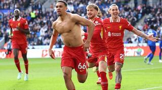 אלכסנדר ארנולג חוגג עם שחקני ליברפול