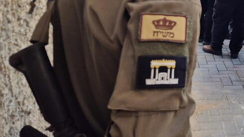 חייל בהלוויית הרב מאיר מאזוז בבני ברק