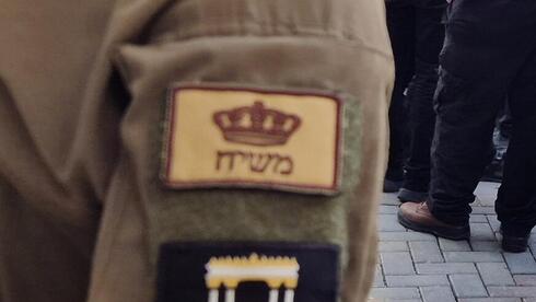 חייל בהלוויית הרב מאיר מאזוז בבני ברק