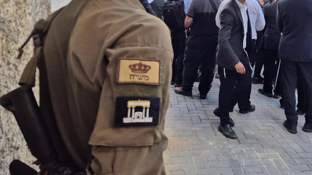 חייל בהלוויית הרב מאיר מאזוז בבני ברק