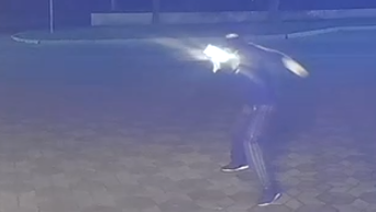רעול פנים משליך בקבוק תבערה