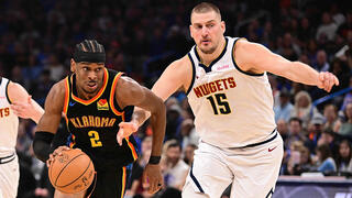 שחקן אוקלהומה סיטי ת'אנדר שיי גילג'ס-אלכסנדר מול שחקן דנבר נאגטס ניקולה יוקיץ'