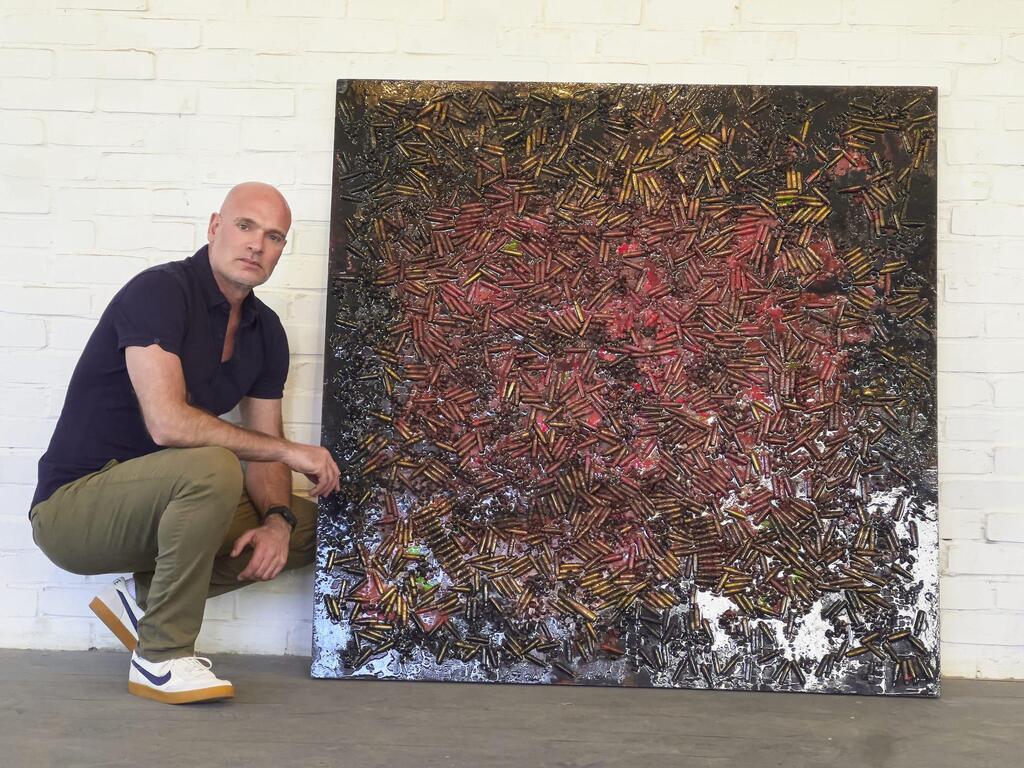 Durban next to work of Matan Sacofsky, presented in the exhibition "07SH10AH23" (Photo: Pini Siluk) דרבן לצד יצירתו של מתן סוקופסקי מתוך התערוכה שואה 071023