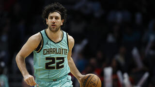 שחקן שארלוט הורנטס ואסיליה מיציץ'