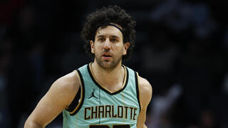 שחקן שארלוט הורנטס ואסיליה מיציץ'