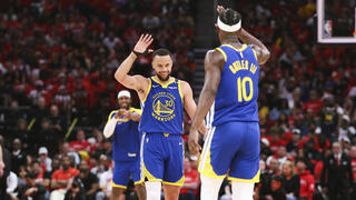 שחקן גולדן סטייט ווריורס סטף קרי עם ג'ימי באטלר