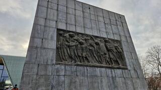 האנדרטה לזכר מרד גטו ורשה, שנוצרה על ידי האמן נתן רפופורט