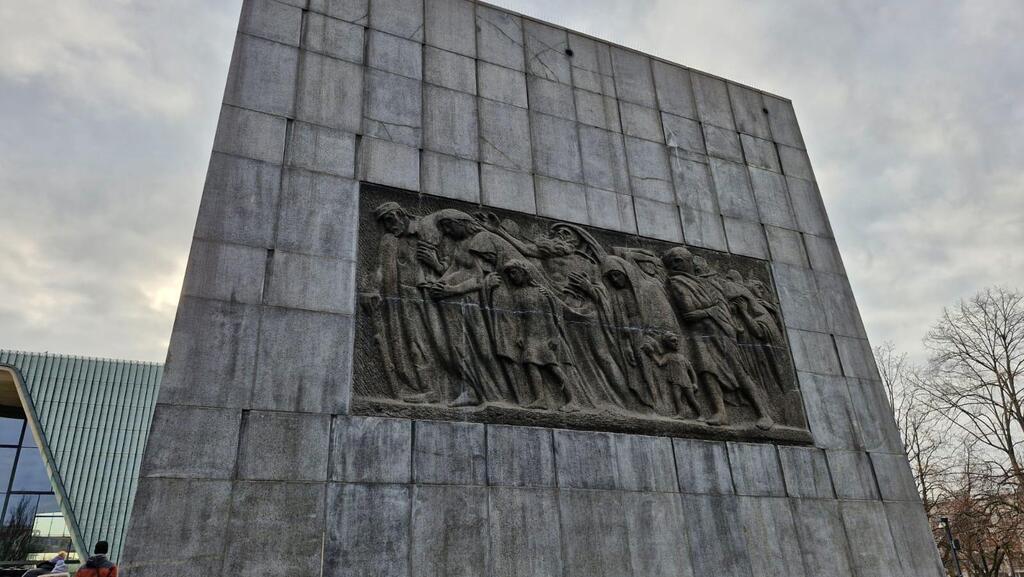 Мемориал участникам восстания в Варшвском гетто (Фото: Бейт-Экштейн) האנדרטה לזכר מרד גטו ורשה, שנוצרה על ידי האמן נתן רפופורט