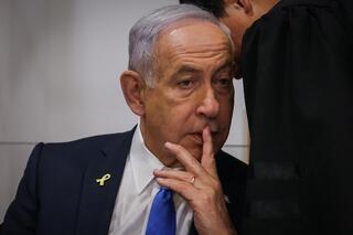 רה"מ בנימין נתניהו נכנס לאולם הדיונים על מנת לתת את עדותו בתיקי אלפים