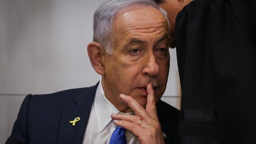 רה"מ בנימין נתניהו נכנס לאולם הדיונים על מנת לתת את עדותו בתיקי אלפים