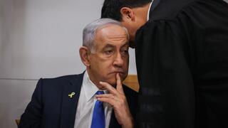 רה"מ בנימין נתניהו נכנס לאולם הדיונים על מנת לתת את עדותו בתיקי אלפים