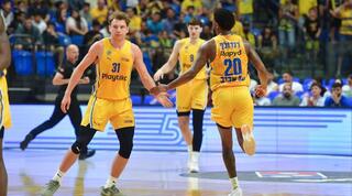 שחקני מכבי תל אביב שמחים