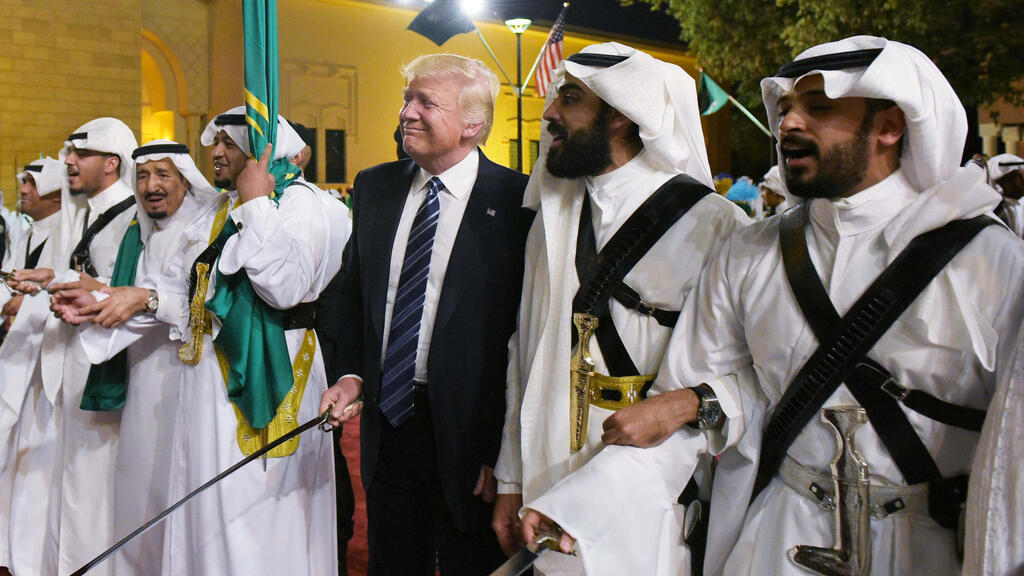 דונלד טראמפ ריקוד ה חרבות ביקור ב סעודיה 2017