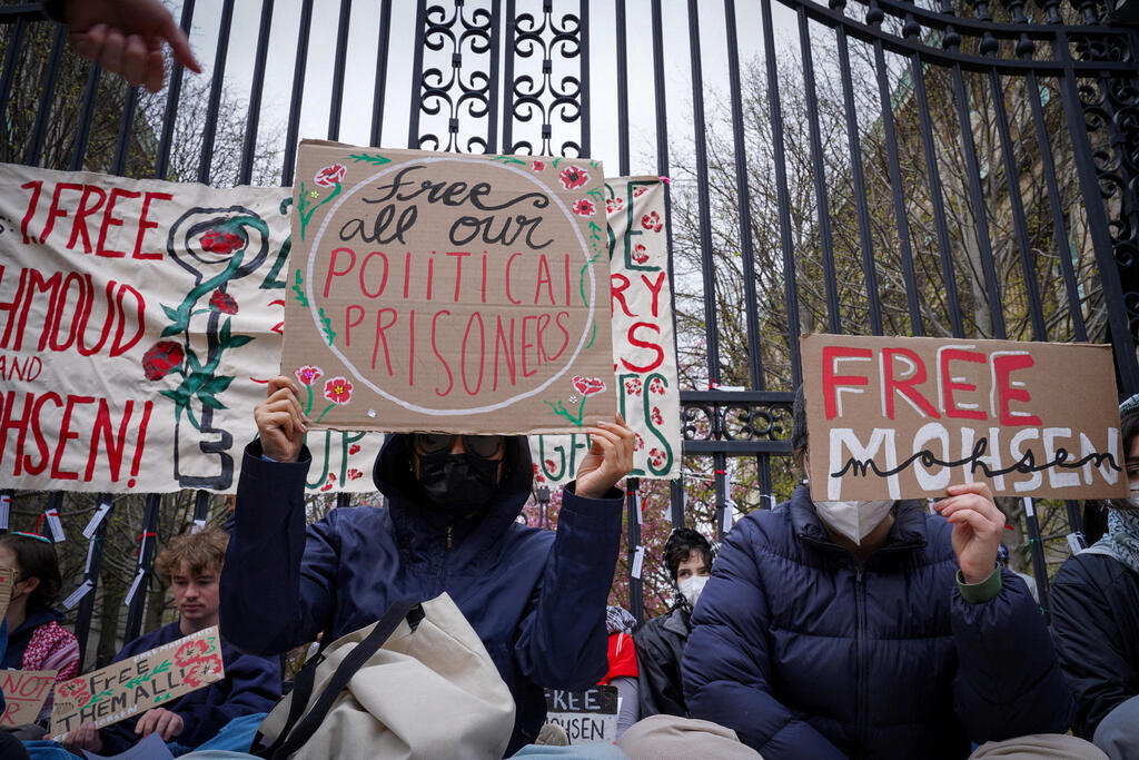 Students and others demonstrate during a protest outside the gates to the Columbia University on Monday (Photo: Ryan Murphy / Reuters) Students and others demonstrate during a protest outside the gates to the Columbia University on Monday
