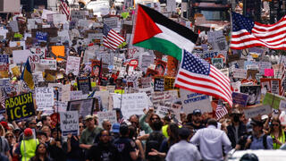 הפגנה מפגינים עם דגל פלסטין פרו-פלסטינים נגד טראמפ ב ניו יורק ארה"ב 19 באפריל