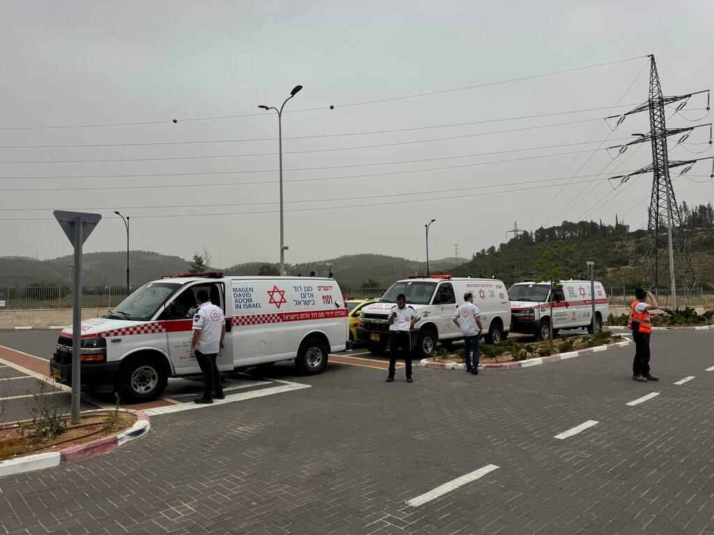 צובר אמבולנסים ליד איקאה בבית שמש בשל השריפה באזור