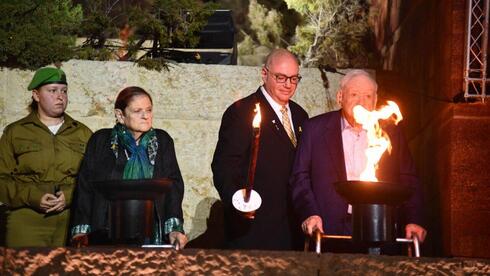 צרת הפתיחה הממלכתית לציון ערב יום הזיכרון לשואה ולגבורה ביד ושם