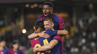 החברים חוגגים עם אולמו