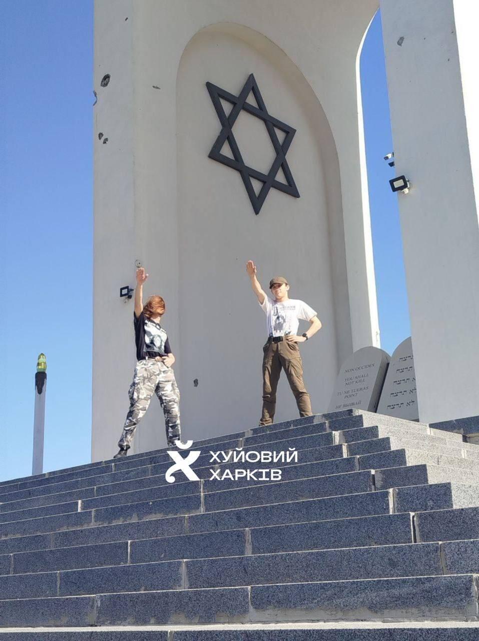 שניים מהצעירים ליד האנדרטה