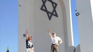 שניים מהצעירים ליד האנדרטה
