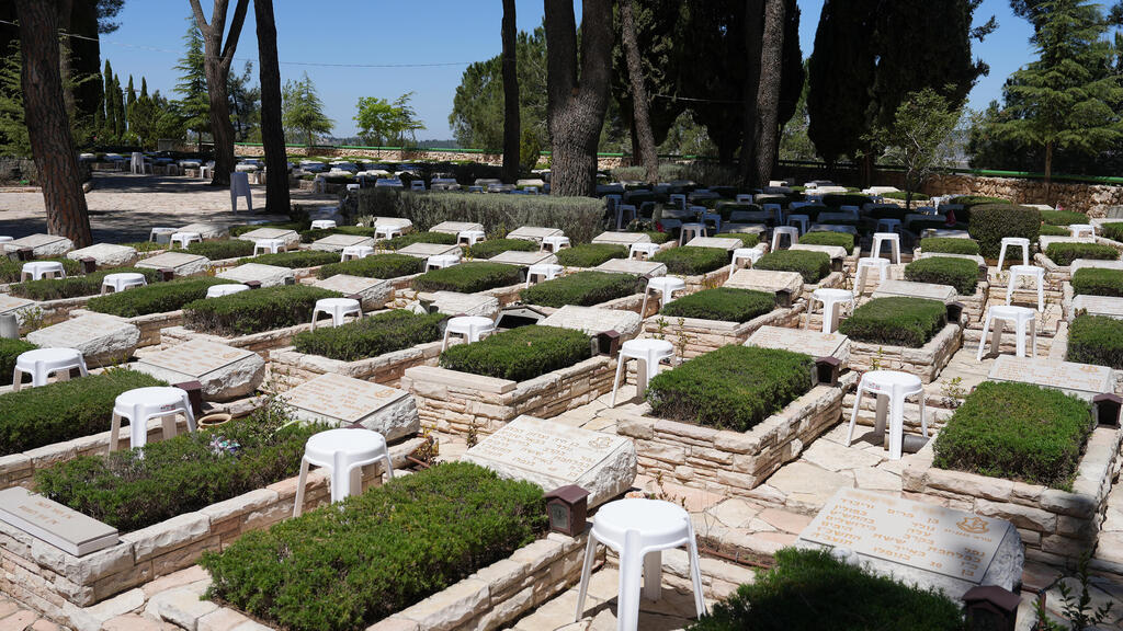 באמברגו 25.04 06:00 קברי חללים בהר הרצל