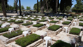 באמברגו 25.04 06:00 קברי חללים בהר הרצל