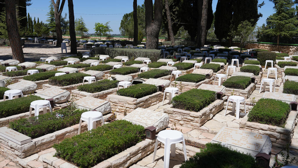 באמברגו 25.04 06:00 קברי חללים בהר הרצל