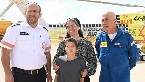 אלישיב אמיתי ומושון וקנין פרמדיקים של מד"א במפגש עם יהודה נאמן שאותו הצילו לאחר תאונה קשה והאם יעל 