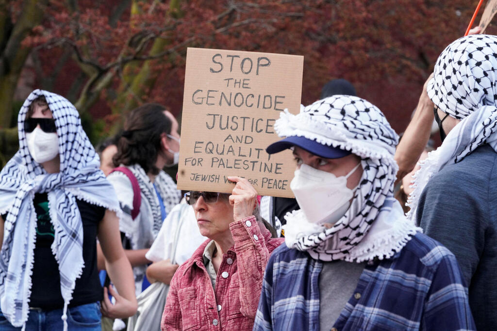 Pro-Palestinian demonstration at Yale University (Photo: REUTERS/Michelle McLoughlin) מאות מפגינים פרו-פלסטינים ניסו לתקוף את השר בן גביר בכנס באוניברסיטת ייל