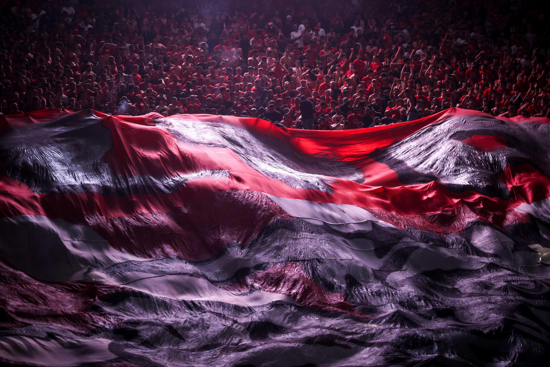 אדום בעיניים. אוהדי הפועל ת"א במשחק חצי-גמר גביע המדינה מול הפועל באר-שבע  