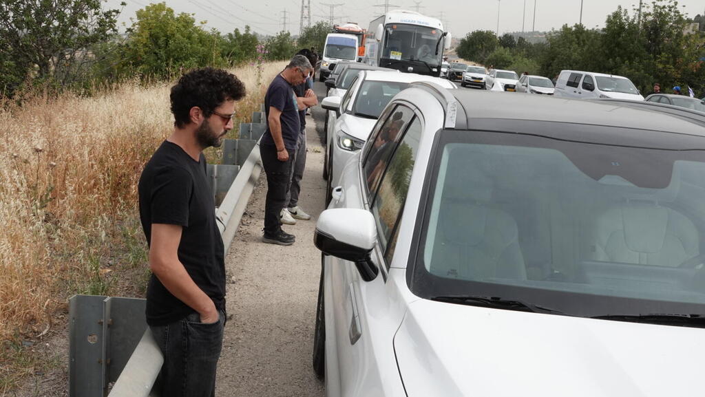 אזרחים עוצרים את הרכבים ועומדים בזמן צפירת יום השואה