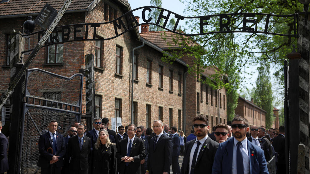 נשיא המדינה יצחק הרצוג ונשיא פולין אנדז'יי דודה במצעד החיים בפולין