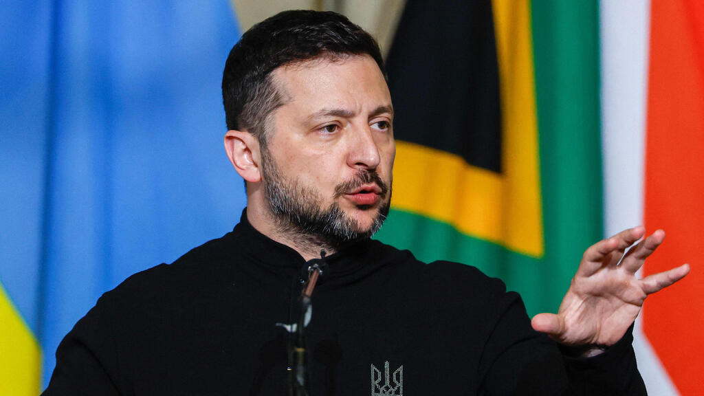 נשיא אוקראינה וולודימיר זלנסקי לצד נשיא דרום אפריקה סיריל רמפוזה בביקור פרטוריה