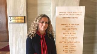 בפרלמנט היווני ליד האנדרטה לזכר ששת חברי הפרלמנט היהודים שנרצחו בשואה
