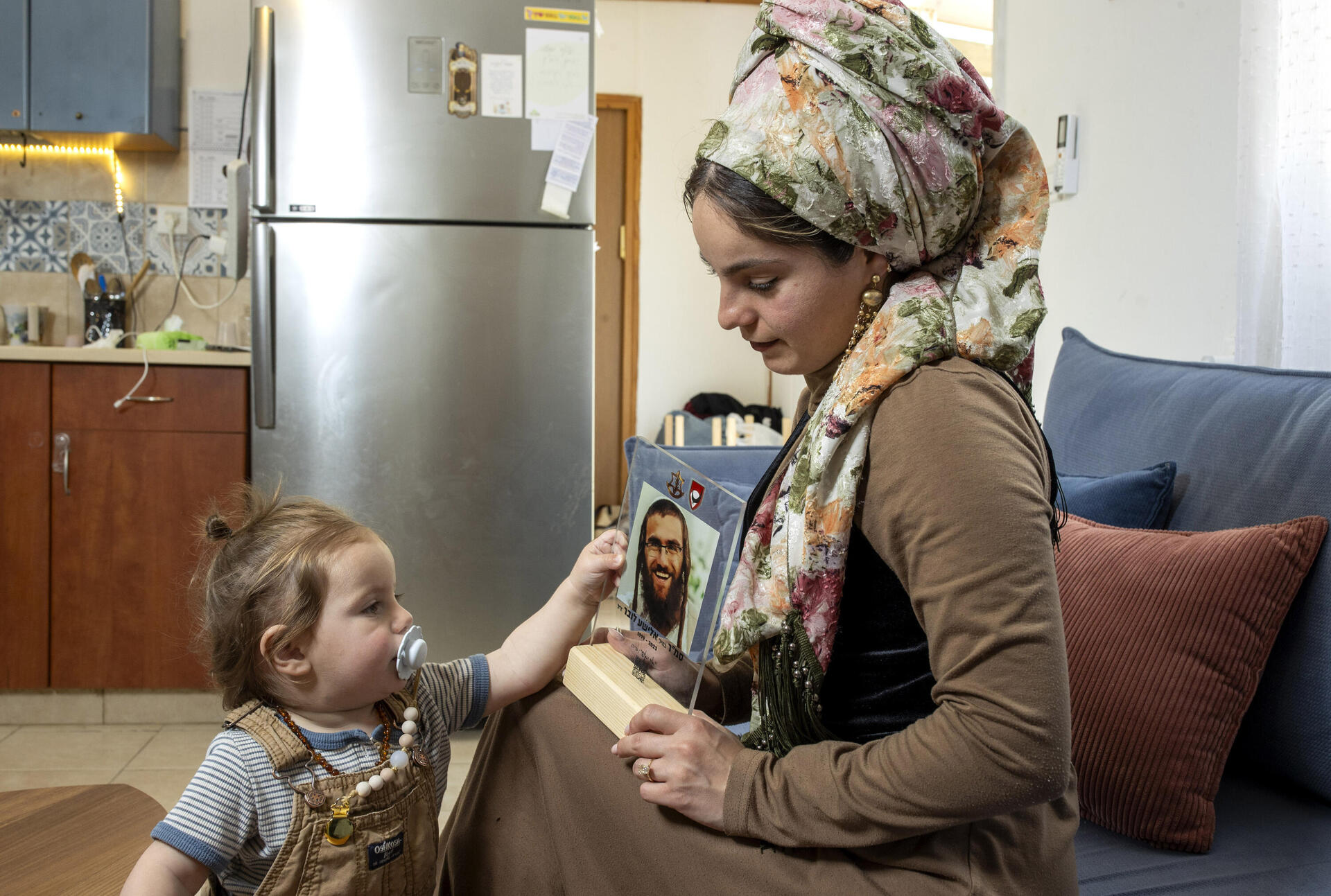 אביה ואמציה לובר עם תמונת אלישע יהונתן ז"ל 