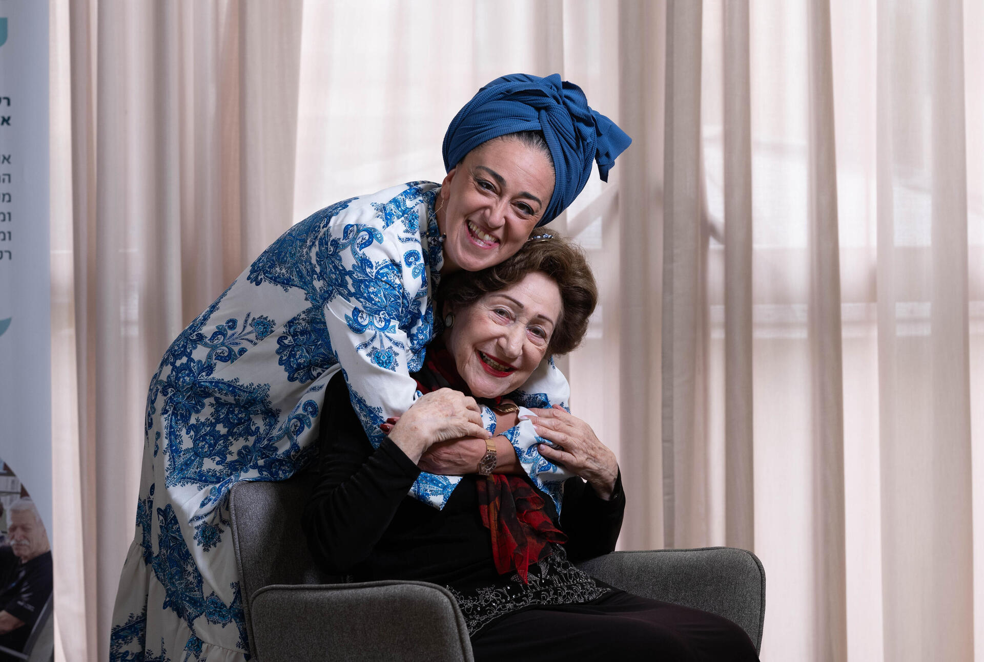 חיבוק של ביחד, של זיכרון. שורדת השואה נעמי רמתי עם האם השכולה ללי דרעי, שבנה סעדיה יעקב נפל ברצועת עזה 