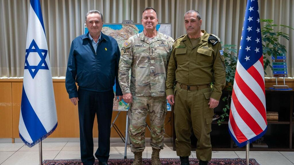 Defense Minister Israel Katz, CENTCOM Commander General Michael Kurilla and IDF Chief of Staff Lieutenant General Eyal Zamir (Photo: Ariel Hermoni/Ministry of Defense) ישראל כ"ץ בפגישה עם מפקד פיקוד המרכז של צבא ארה"ב גנרל מייקל קורילה והרמטכ"ל רב-אלוף אייל זמיר