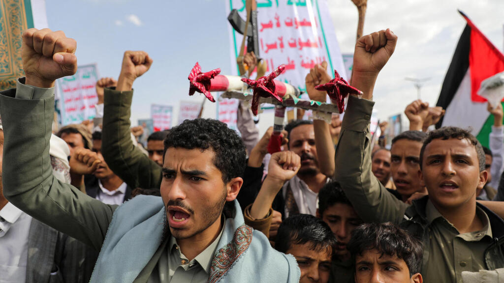 Protesters supporting Houthi rebels in Yemen in a demonstration in Sanaa (Photo: Khaled Abdullah / Reuters) צנעא