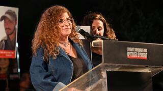 מירב טל, שורדת שבי חמאס, נואמת בעצרת כיכר החטופים