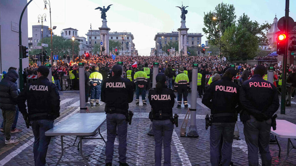 Rome police opened an investigation (Photo: Dimitar Dilkoff/AFP) משטרה רומא איטליה שוטרים לקראת לקראת הלוויית האפיפיור אפיפיור פרנציסקוס