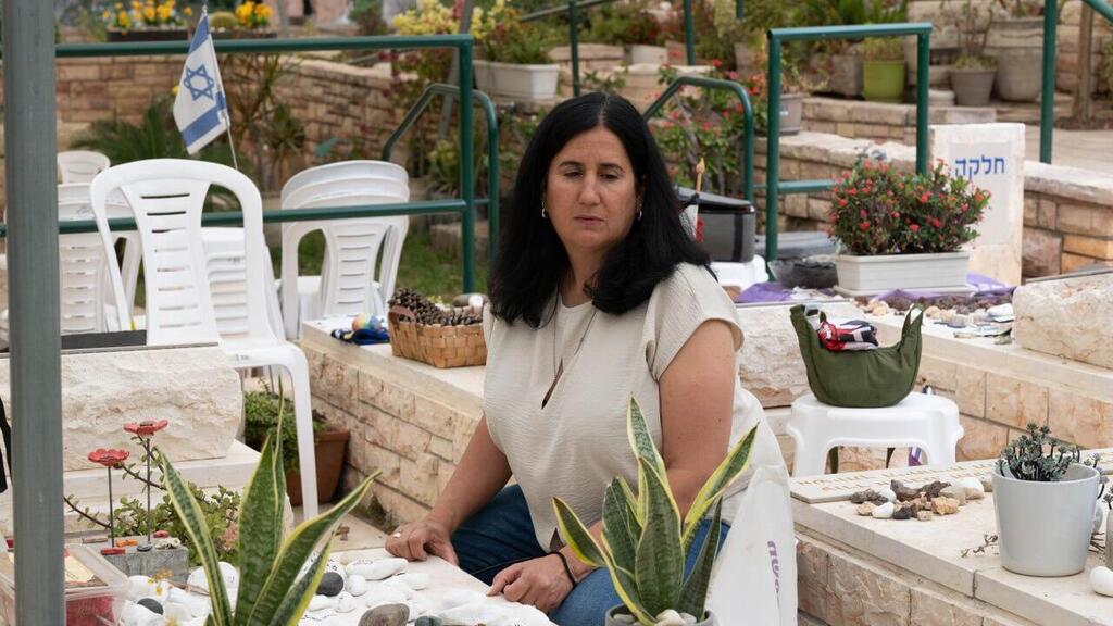 מירב דניאל על קברו של בנה עוז, שגופתו לא הושבה לישראל