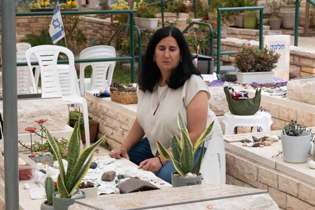 מירב דניאל על קברו של בנה עוז, שגופתו לא הושבה לישראל